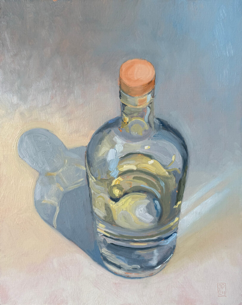 Een fles. Niets meer. En toch laat het glas het licht dansen—alsof het iets fluistert over helderheid, gewicht en de ruimte daartussen.